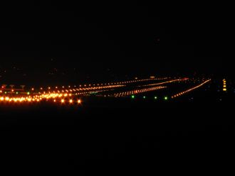 Startbahn bei Nacht